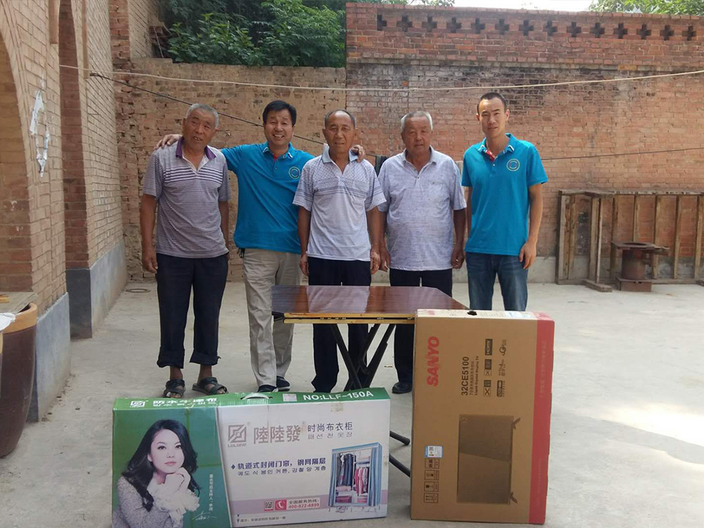 幫扶康店鎮悲峪村貧困戶(hù)王西高